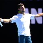 Novak Djokovic es lamenta després de fallar un punt davant de l’uzbek Denis Istomin.