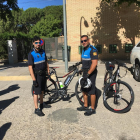 Dos membres del cos de la Policia Local de Fraga amb les bicicletes elèctriques.