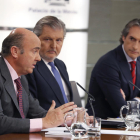Luis de Guindos i Íñigo de la Serna, a la roda de premsa posterior al Consell de Ministres.