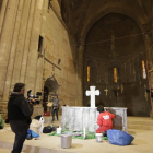 El equipo técnico del cortometraje ‘Condamned’, ayer por la tarde en plena decoración del presbiterio de la Seu Vella para acoger el rodaje.