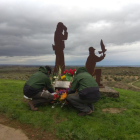 Rurales depositaron ayer flores en el monumento a David y Xavi. 