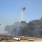 Un helicòpter llança aigua en l’incendi de Pujalt, a prop d’Estaràs.