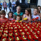 La campaña empezó ayer en Alcoletge, donde Unió de Pagesos repartió estas fiambreras con fruta a un centenar de niños y niñas.