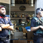 Agents de la Guàrdia Civil i els Mossos d'Esquadra aquest dimecres a Barcelona.