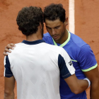 Pablo Carreño se abraza a Nadal tras su retirada.