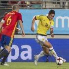 James Rodríguez porta la pilota davant d’Iniesta, que va ser el capità i va jugar només la primera part.