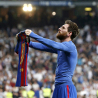 Messi mostra la samarreta a les grades del Santiago Bernabéu després de marcar el 2-3 al Reial Madrid.