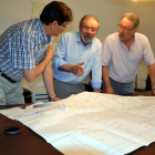 El president de la Diputació, Joan Reñé, al centre, repassa plànols del projecte amb tècnics.