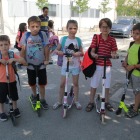 Alumnos del colegio Francesco Tonucci de Lleida, a punto para irse con sus patinetes.