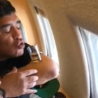 Maradona en el avión a Nápoles.