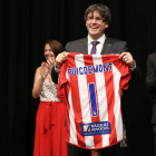 Puigdemont ayer con una camiseta del Girona personalizada.