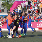 Jugadors de l’equip aleví del FC Barcelona celebren el triomf en la recent Copa Atlas Energia.
