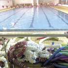 Imatge de la piscina coberta dels Camps Elisis quan estava activa. Ara fa deu anys que està tancada.