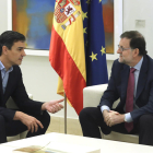 Pedro Sánchez y Mariano Rajoy en un moment de la reunió.
