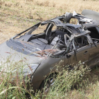 Els Bombers van haver de rescatar una jove de l’interior d’aquest vehicle a la Fuliola.