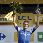 El alemán Marcel Kittel celebra en el podio su victoria en la sexta etapa del Tour de Francia.