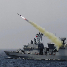 Un barco destructor surcoreano lanzando un misil.
