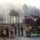 Un camión de bomberos, ayer retirándose del incendio de Segovia.