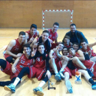 El equipo, formado por jugadores de entre 18 y 21 años, celebrando su victoria en la Copa Federació.