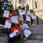 Algunos de los voluntarios leridanos de la campaña, ayer, durante una reunión para preparar la jornada del próximo sábado.