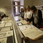 Responsables de l’Arxiu Capitular de Lleida i visitants, ahir, a l’exposició de documents del fons.