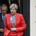 La primera ministra británica, Theresa May, y su esposo, Philip, abandonan la sede conservadora.