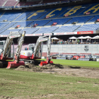 Els treballs de renovació de la gespa del Camp Nou.