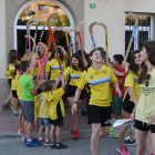 Els jugadors i jugadores més petits del club van fer un passadís a les campiones de Vila-sana.