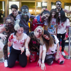 Las calles del centro de Tàrrega se llenaron anoche de ‘muertos vivientes’ en el primer Survival Zombie.
