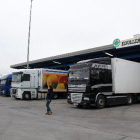 Imagen de archivo de camiones estacionados para su inspección en las instalaciones de Edullesa.