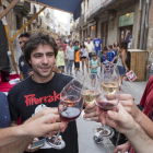 Un grupo de amigos ayer por la tarde degustando vinos en la calle Major de Cervera.
