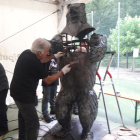La escultura del oso, a tamaño real, que crearon los forjadores.