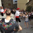 Pasacalles de danza y música, ayer en Esterri d’Àneu con el Esbart Marboleny y el grupo Verd e Blu.