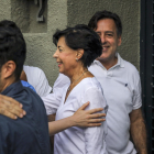 La madre de Leopoldo López saludando a conocidos en la entrada del domicilio de su hijo.