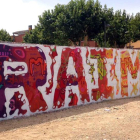 Jóvenes pintan un mural en Raimat