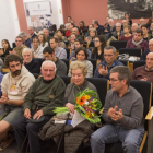 Els pares de Capdevila van rebre de mans de l’alcaldessa un ram de flors.