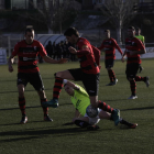 El capitán del EFAC Almacelles salta por encima de un contrario con tres de sus compañeros al fondo, en una de las jugadas del partido.