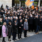 El president de la Generalitat, Carles Puigdemont (c), i la presidenta del Parlament, Carme Forcadell (2e), posen al costat de l'expresident Artur Mas (2dreta); l'exvicepresidenta Joana Ortega (e) i l'exconsellera Irene Rigau (d), a les portes del Palau de la Generalitat, als qui han acompanyat al seu recorregut a peu fins i tot el Tribunal de Justícia de Catalunya (TSJC).
