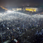 Protesta massiva a la plaça Victoriei davant de la seu del Govern a Bucarest.