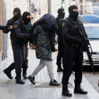 La Guardia Civil se lleva a uno de los acusados.