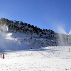 Imagen de archivo de cañones de nieve funcionando en las pistas de esquí de Baqueira.