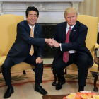 El primer ministre japonès, Shinzo Abe, i el president dels EUA, Donald Trump, al despatx Oval.