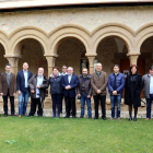 Miembros de la ACM en el claustro del monasterio de les Avellanes.
