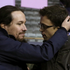 Pablo Iglesias e Íñigo Errejón ayer en el Congreso de Podemos en un abrazo poco afectuoso.