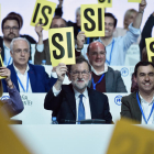 Una de les votacions d’ahir al congrés del PP, amb Cospedal, Rajoy i Maillo.