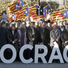 Artur Mas, Irene Rigau i Joana Ortega, amb Puigdemont, i envoltats de simpatitzants el dia de l’inici del judici pel 9-N.