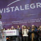 Iglesias celebra su triunfo con el puño en alto ante la mirada de un circunspecto Errejón, durante la Asamblea Ciudadana Estatal de Podemos.