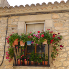 Balcó florit al poble de Tarrés, comarca de les Garrigues.