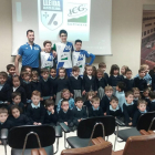 Marc Soler y tres jugadores del club posan con alumnos de preescolar de Lestonnac.