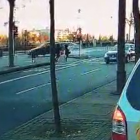 Moment de en què un conductor escapat estampa el cotxe contra el mur del riu a Lleida